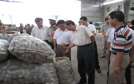 2006年9月嘉興市委書記、市人大主任黃坤明一行蒞臨蔬菜市場(chǎng)視察菜籃子供應(yīng)工作